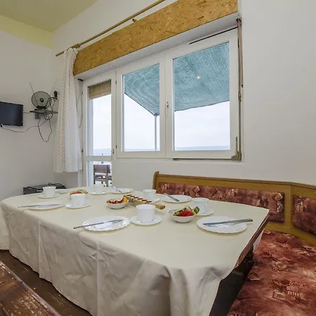 Apartment Nevera Omis